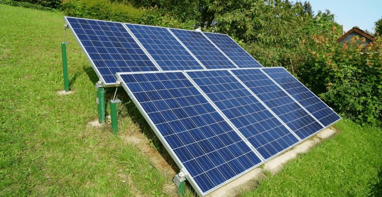 panneaux solaires dans jardin